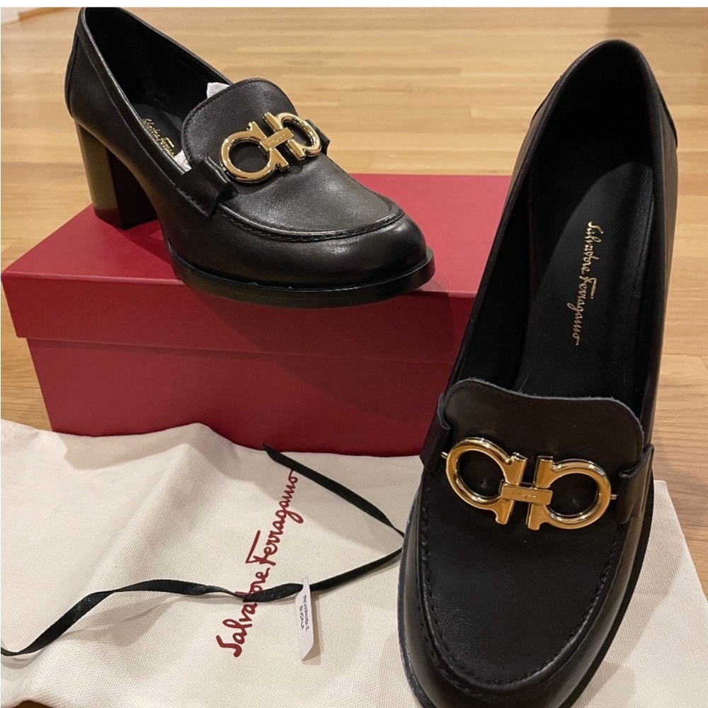 Salvatore Ferragamo pumps
Reversible gold/silver gancini